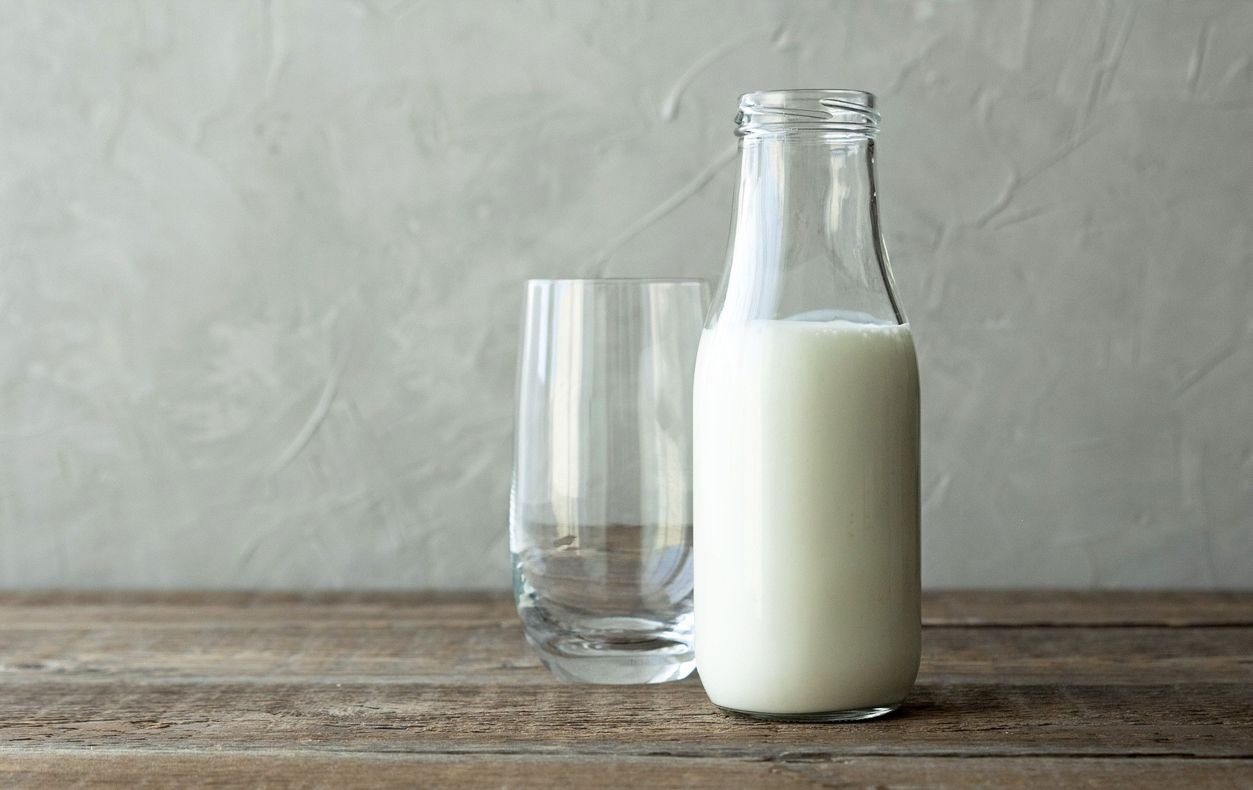 кефирные зерна. молочные изделия. маркировка кисломолочных продуктов. кефир из сухого молока. фермерские молочные продукты.