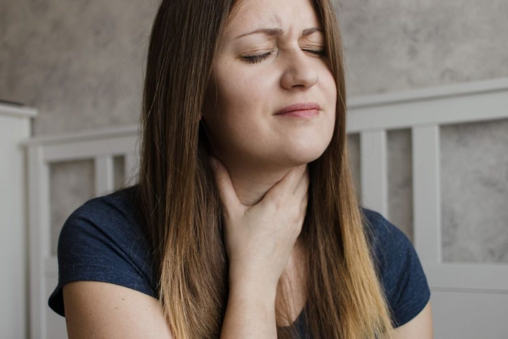 Stress et gorge serrée : quelle solution pour dénouer sa gorge ?